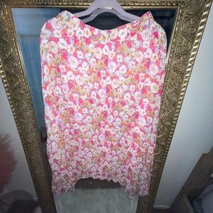 Never worn it it was to big for me Long skirt perfect for spring and summer